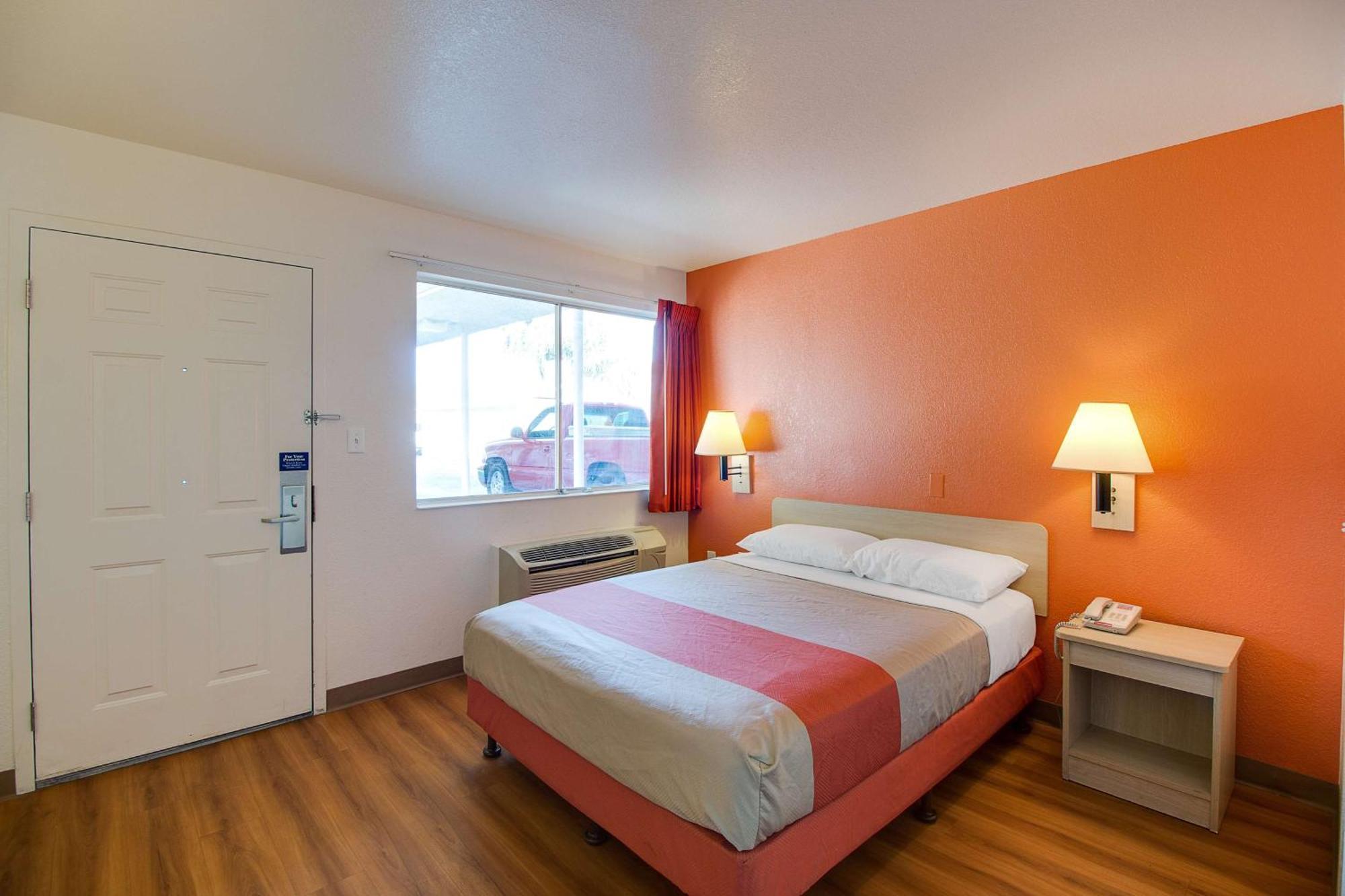Where to Stay Near Phoenix Zoo: 4 Airport Hotels Reviewed